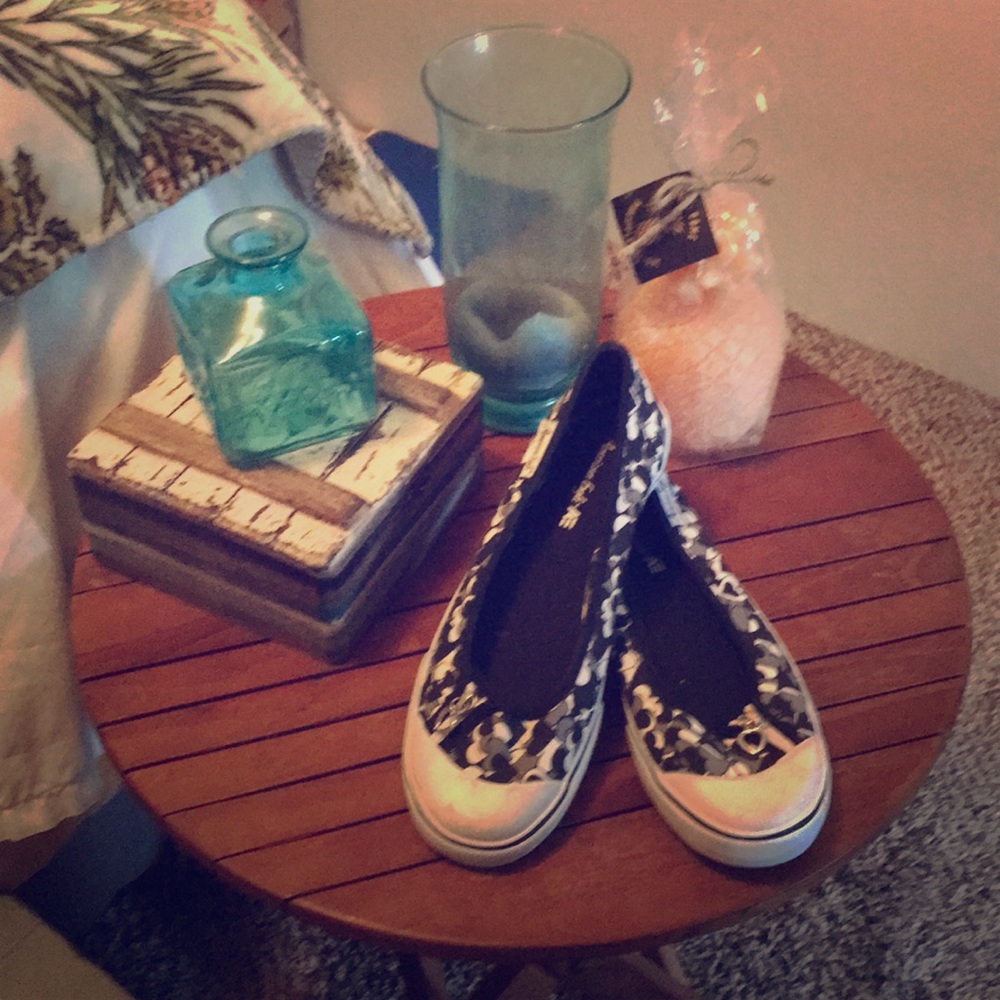 American Eagle Heart Flats - Picture 2 of 6